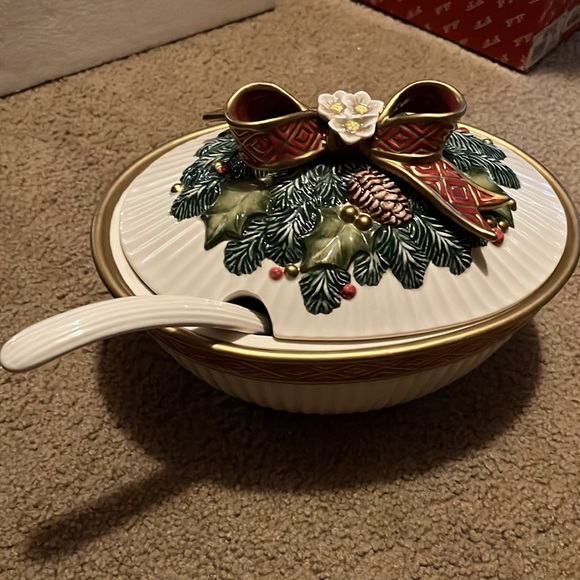 Fitz & Floyd Christmas Rose tureen NWT - Picture 3 of 12
